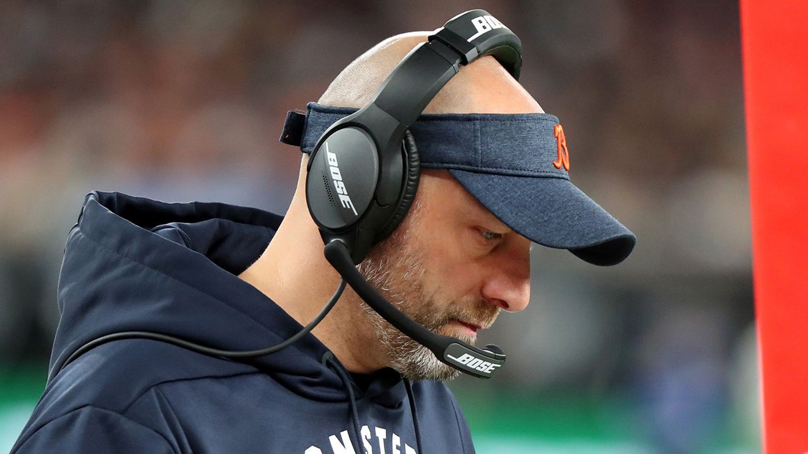 
                <strong>Matt Nagy (Chicago Bears)</strong><br>
                Vier Niederlagen in Folge sorgen für eine ausgewachsene Krise bei den Bears, die bei einer 3-5-Bilanz inzwischen um die Playoffs bangen müssen. Bekommt Head Coach Matt Nagy mit seinem Team die Kurve? Oder verschwenden die Bears im zweiten Jahr in Folge eine im Grunde titelreife Defense durch eine unfähige Offense? Der Druck auf den Trainer nimmt zu.
              