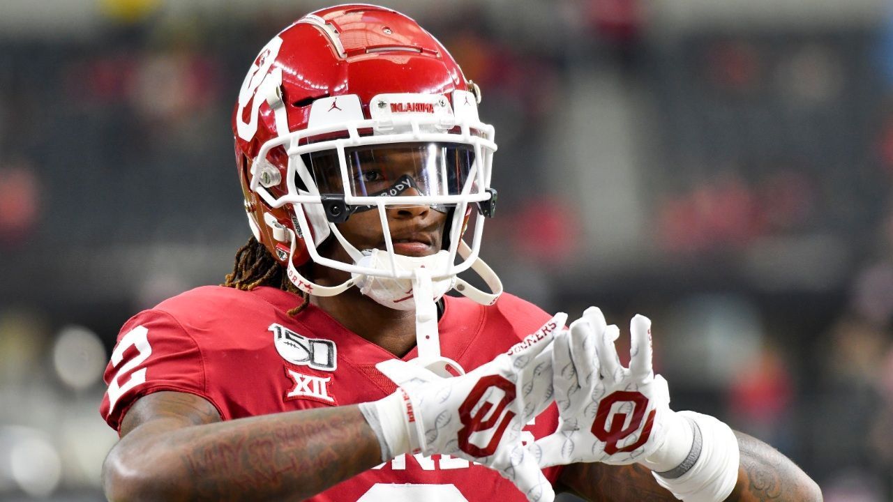 
                <strong>CeeDee Lamb: Las Vegas Raiders (Pick 12) </strong><br>
                Raiders Headcoach Jon Gruden hat mehr oder weniger manifestiert, dass er mit seinem ersten Pick einen Wide Receiver wählen wird, da ein echter Star-Receiver weiterhin fehlt. Warum dann nicht mit CeeDee Lamb einen der komplettesten Wide Receiver holen, die in jüngerer Vergangenheit aus dem College hervorkamen? Lamb kann die Duelle im Eins-gegen-eins sowohl mit Geschwindigkeit als auch mit seinen Moves gewinnen, womit er früh zur gefährlichsten Waffe für Derek Carr werden könnte. In der West-Coast-Offense von Jon Gruden ist besonders die Variabilität der Receiver gefragt und Lamb bringt dieses Paket mit sich. Mit Tyrell Williams hätte Lamb den physischen Counterpart und Tight-End-Hoffnung Darren Waller würde die Verteidiger in der Mitte auf sich ziehen. Das offensive Grundgerüst bei den Raiders steht, CeeDee Lamb könnte dieses veredeln.  
              