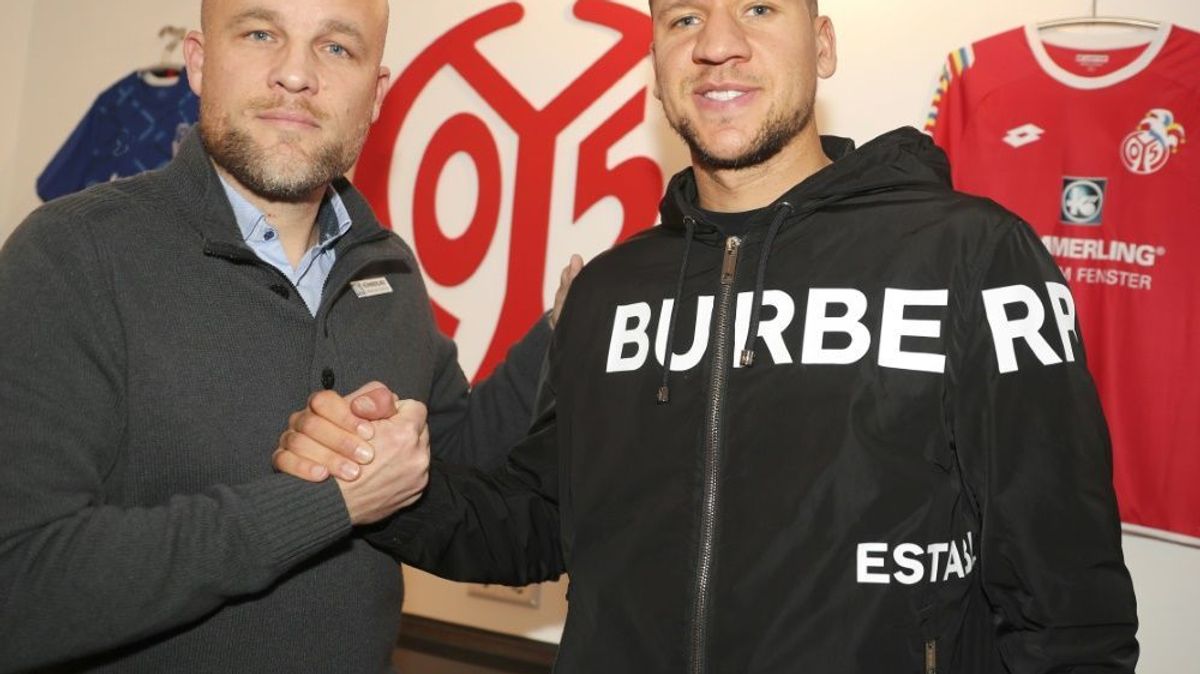 Rouven Schröder begrüßt Abwehrspieler Jeffrey Bruma