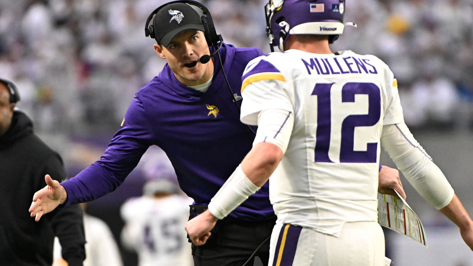 <strong>Verlierer: Kevin O'Connell (Minnesota Vikings)</strong><br>Die Lions schlagen die Vikings 30:24. Nick Mullens warf vier Interceptions. Aber eben auch für 411 Yards und zwei Touchdowns. Doch Vikings-Head Coach O'Connell wirft wieder das QB-Karussell an, ließ offen ob Rookie Jaren Hall oder doch wieder "Passtronaut" Josh Dobbs ran darf. Nach der Kirk-Cousins-Verletzung wirkt der Coach nahezu verloren. Niemand weiß mehr genau, was der Offense-Plan ist. Er verwirrt sein eigenes Team.