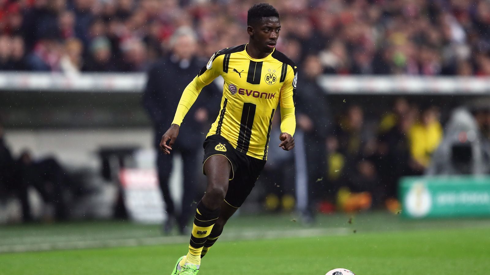 <strong>1. Platz Ousmane Dembele</strong><br>
                Ablösesumme:&nbsp;105 Millionen Euro plus 42 Millionen Euro an möglichen Boni -&nbsp;Wechsel von Borussia Dortmund zum FC Barcelona (Zeitpunkt des Wechsels: August 2017)
