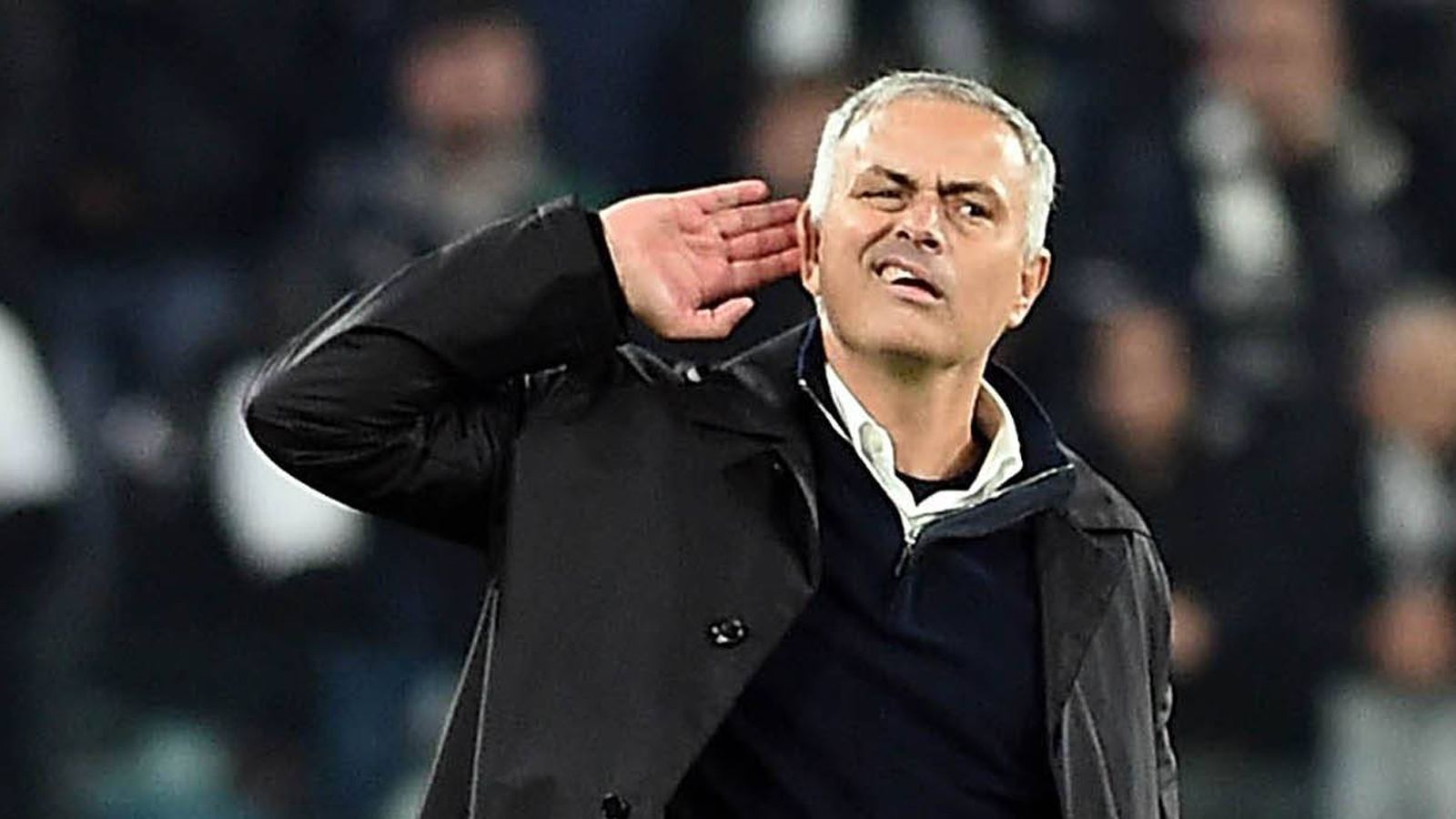 
                <strong>Mourinho provozierte Juventus-Fans und -Spieler</strong><br>
                Während Mourinho nicht besonders gut einstecken kann, teilt er selbst gerne aus. Als Manchester United im November 2018 das Champions-League-Spiel bei Juventus Turin durch zwei späte Tore gewann, provozierte Mourinho Spieler und Fans mit Gesten. "Juventus, ich höre nichts", lautete die Botschaft. Woraufhin unter anderem Juve-Verteidiger Leonardo Bonucci den Trainer zur Rede stellte. Er sei 90 Minuten beleidigt worden und habe sich lediglich gewehrt, verteidigte sich Mourinho, dessen ständige Provokationen natürlich auch ein Teil seines Erfolgsgeheimnisses sind.
              