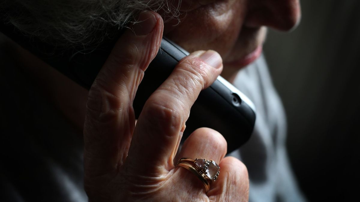 Ältere Frau telefoniert