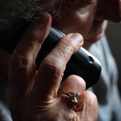 Ältere Frau telefoniert