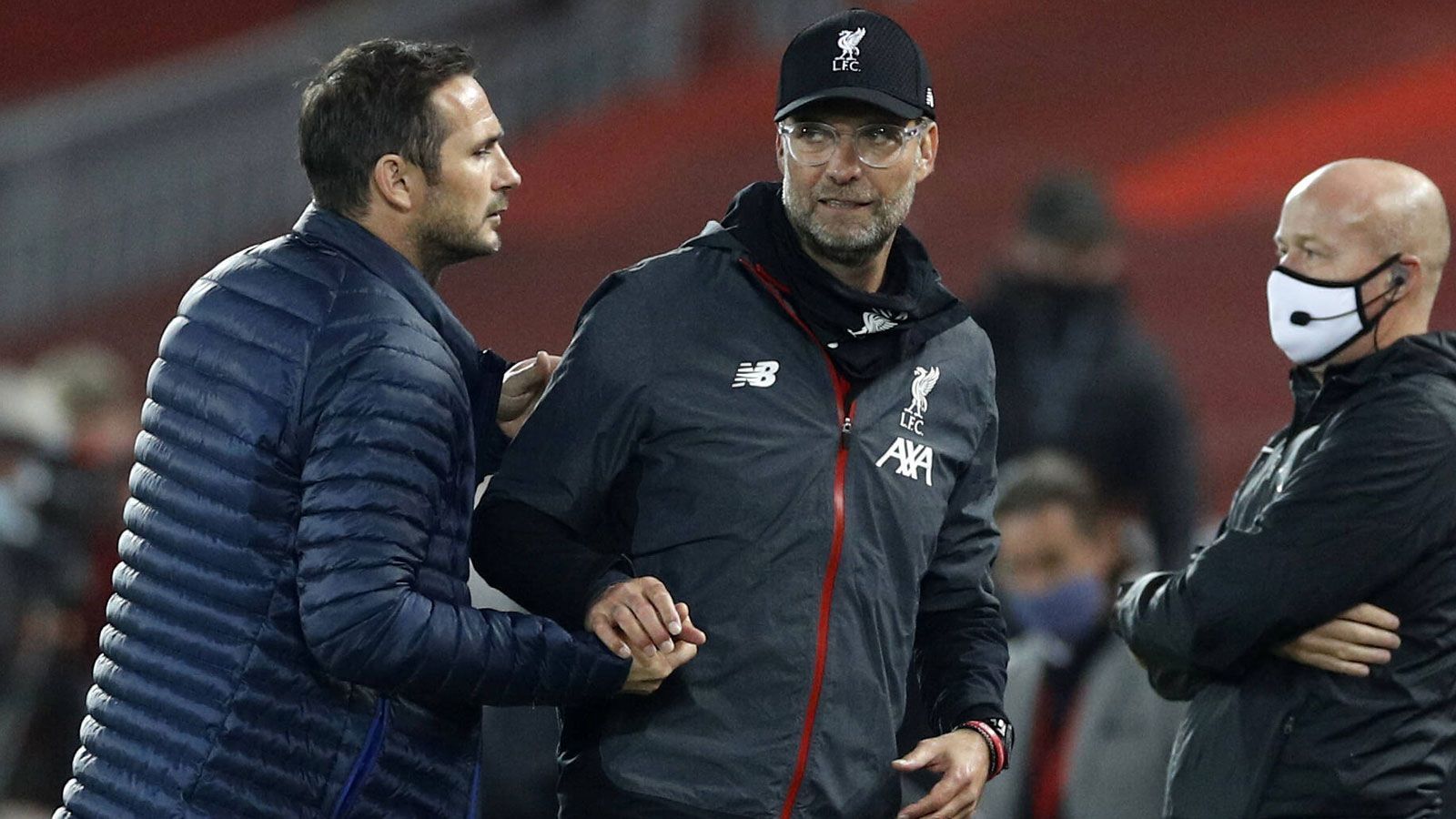 
                <strong>Shakehands zwischen Lampard und Klopp</strong><br>
                Erster Gratulant nach Abpfiff war Chelsea-Coach Frank Lampard (l.), der sich aber nicht so ganz mitfreuen wollte. Verständlich, verpasste sein Team doch die vorzeitige Qualifikation für die Champions League.
              