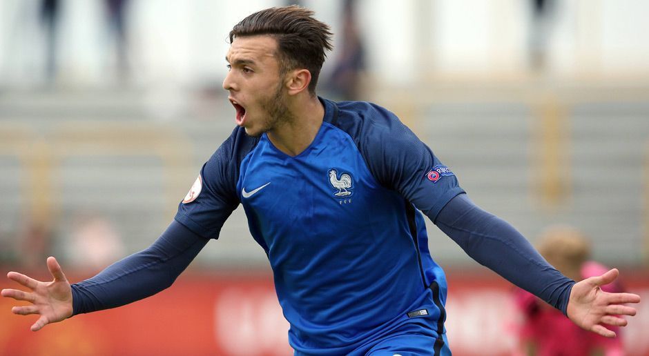 
                <strong>Amine Gouiri</strong><br>
                Sturm - Amine Gouiri (Frankreich): Die Ära an hochtalentierten französischen Kickern scheint mit Amine Gouiri nicht abzureißen. Der Mittelstürmer hatte bei der U17-Europameisterschaft schon seinen ersten großen Auftritt. In fünf Spielen hatte er gleich zehn Torbeteiligungen! Er kommt aus der Jugend von Olympique Lyon und hat das Zeug dazu, der nächste französische Stürmerstar zu werden.
              