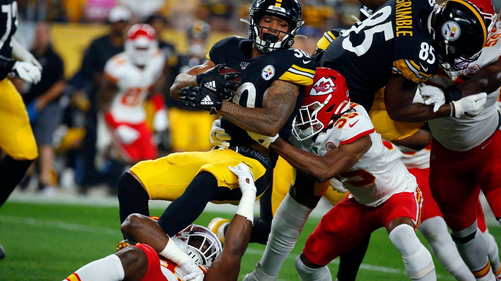 
                <strong>AFC Wild Card Round: #6 Steelers (Vorwoche #6) at #3 Chiefs (Vorwoche #3)</strong><br>
                Die Kansas City Chiefs (10-4) holten gegen die Denver Broncos (5-9) einen ungefährdeten Sieg und verteidigen damit Platz drei in der AFC. In der ersten Playoff-Runde käme es nach aktuellem Stand zum Duell mit den Pittsburgh Steelers (8-6). Das Team von Head Coach Mike Tomlin unterlag den Buffalo Bills (10-4).Warum sind die Teams in den Playoffs?Die Steelers, weil sie zu den zwei stärksten Teams der AFC zählen, die keine Division anführen.Die Chiefs, weil sie den ersten Platz in der AFC West belegen.
              