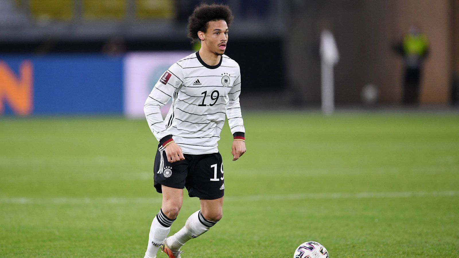 
                <strong>Angriff: Leroy Sane (FC Bayern München)</strong><br>
                Zweifelsfrei ist ein Leroy Sane in Bestform einer der aufregendsten Flügelspieler weltweit. Seine Fähigkeiten im Eins-gegen-Eins verdienen das Prädikat Weltklasse, allerdings wirkte er in der laufenden Saison manchmal kopf- und lustlos. Doch die individuellen Qualitäten lassen keinen anderen Schluss als eine Nominierung für den DFB-Kader zu.
              