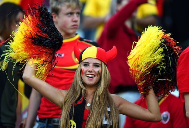 
                <strong>Verrückt, sexy, skurril: Fans in Brasilien</strong><br>
                Eine derartige Unterstützung kann Deutschland gut gebrauchen. Die Symphatien dieser Frau liegen aber nicht bei der DFB-Elf. Sie feuert die belgische Nationalmannschaft an.
              