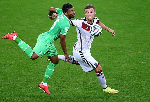 
                <strong>Shkodran Mustafi</strong><br>
                Leistete sich gleich zu Beginn einen Ballverlust in der Vorwärtsbewegung, der einen gefährlichen Konter der Algerier einleitete. Danach zurückhaltender nach vorne. Hätte aber nach 49 Minuten fast zur Führung eingeköpft. Bitter, dass er verletzungsbedingt raus musste. Note: 5
              