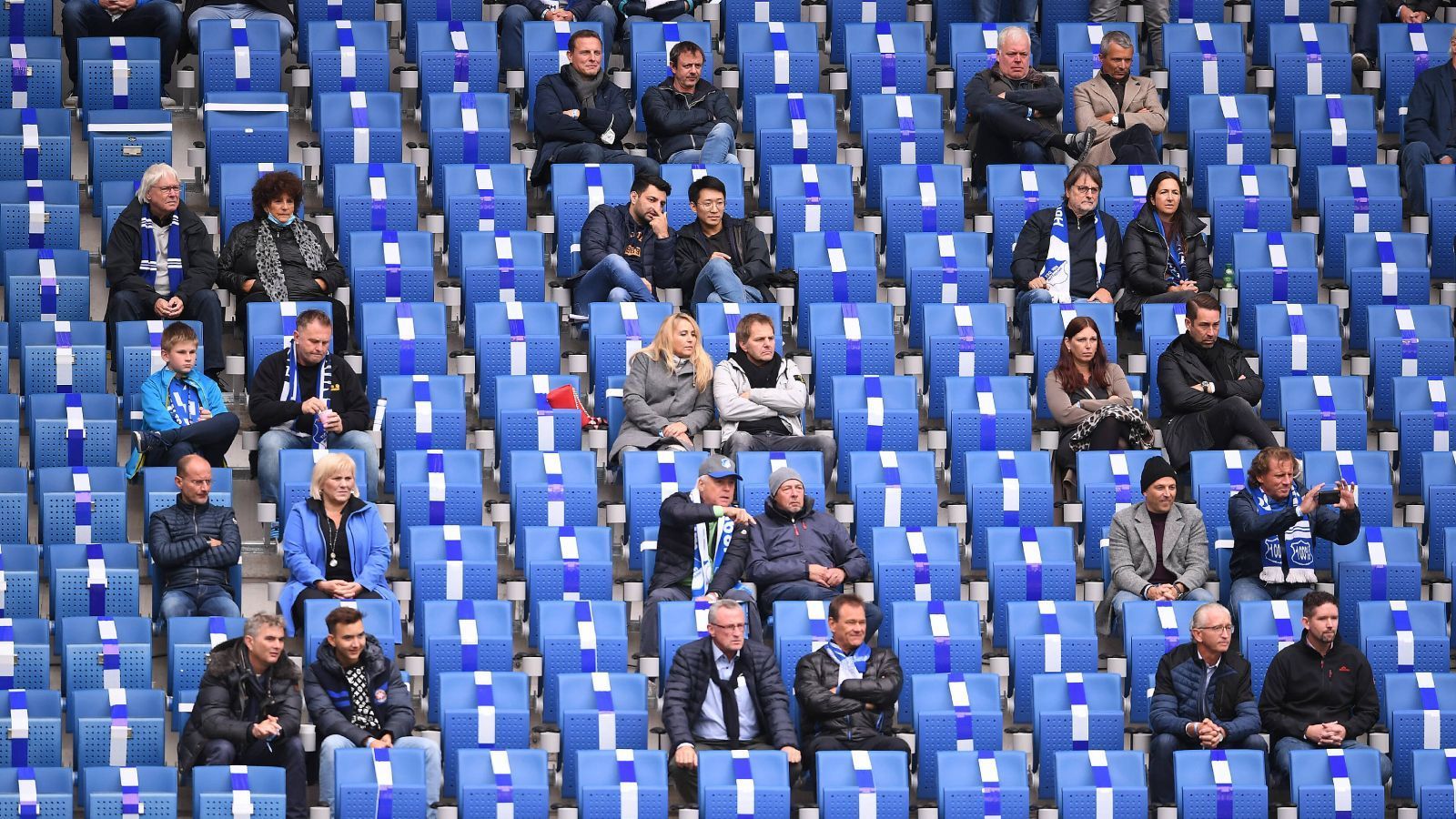 
                <strong>TSG 1899 Hoffenheim</strong><br>
                Für das Heimspiel der TSG Hoffenheim am letzten Spieltag gegen Hertha BSC erlaubte das Landratsamt Rhein-Neckar immerhin 100 Zuschauer in Sinsheim. Voraussetzung dafür ist das dauerhafte Tragen einer Schutzmaske sowie ein Nachweis eines vollständigen Impfschutzes oder eines negativen Tests.
              