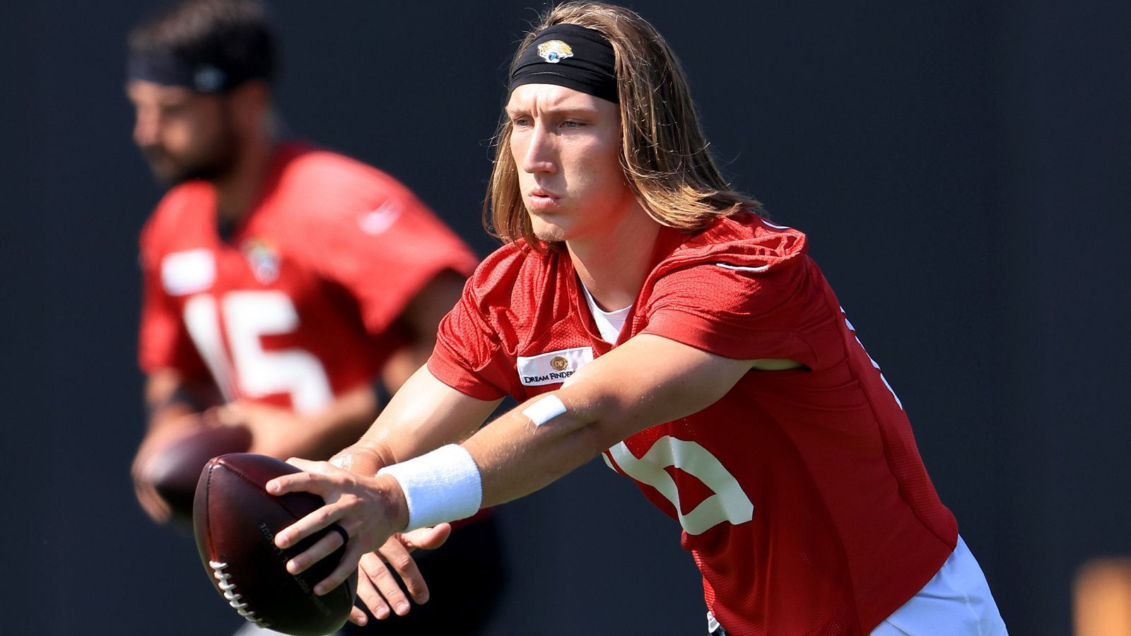 
                <strong>Jacksonville Jaguars: Details zum Millionen-Vertrag von Trevor Lawrence</strong><br>
                Im Fall von Lawrence ist das eine Menge: Der Top-Pick des Draft 2021 bekommt für seinen Vierjahres-Vertrag insgesamt 36,8 Millionen Dollar, davon sind 24,1 Millionen Dollar der Signing Bonus. Das komplette Geld ist garantiert. Zu dem Vertrag gehört auch eine Option für ein fünftes Jahr, welche die Jaguars nach seiner dritten NFL-Saison ziehen können. Das Gehalt für das fünfte Jahr ist nicht im aktuellen Salär enthalten.
              