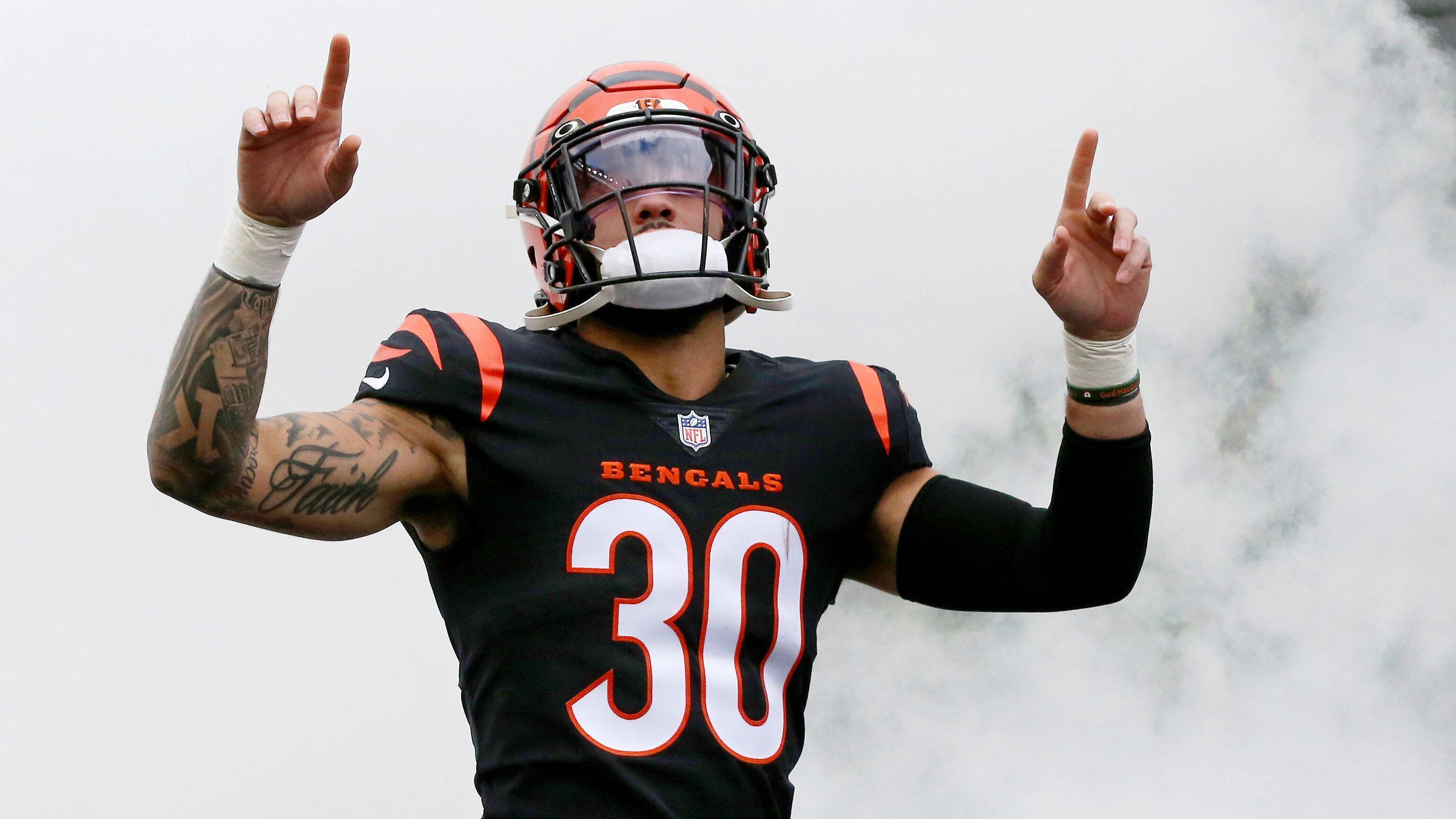
                <strong>Jessie Bates III</strong><br>
                Jessie Bates spielte in der abgelaufenen Saison unter dem Franchise Tag - unwahrscheinlich also, dass die Cincinnati Bengals den Safety erneut taggen werden. Bates ist erst 26 und fing in 2022 vier Interceptions. Er würde einem Team guttun, das ein Upgrade in der Passverteidigung gebrauchen kann. Da kommen die Minnesota Vikings ins Spiel, die im vergangenen Jahr mit 4.515 die zweitmeisten Passing Yards zugelassen haben. Bei den Vikings könnte Bates den 34-jährigen Harrison Smith ersetzen, der nicht unbedingt eine Zukunft in Minnesota hat.
              