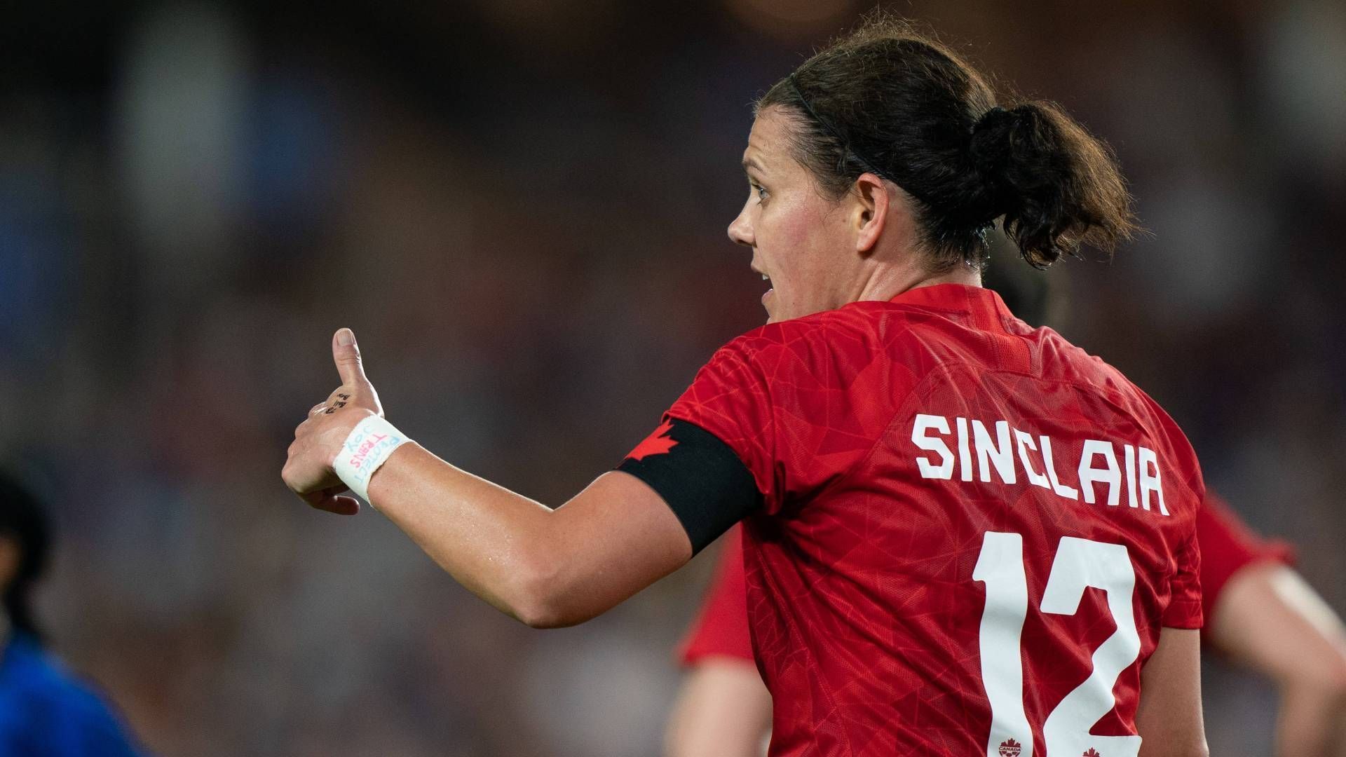 
                <strong>Kanada - Christine Sinclair & Kadeisha Buchanan</strong><br>
                Bereits zarte 40 Jahre hat Christine Sinclair (Foto) auf dem Buckel, sie kommt inzwischen auf mehr als 320 Länderspiele. Doch noch immer hat die Stürmerin nicht genug. Auch wenn ihre persönlichen Glanzzeiten bereits etwas zurückliegen, so feierte sie erst 2021 mit dem kanadischen Team den Olympiasieg. Der zweite große Star bei den Nordamerikanerinnen ist Abwehrchefin Kadeisha Buchanan, die bei Olympique Lyon zu einer Weltklassespielerin reifte und seit dem vergangenen Jahr beim FC Chelsea unter Vertrag steht.
              