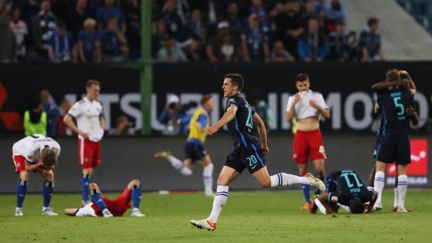 <strong>Saison 2021/22 - Relegations-Rückspiel</strong><br>In einem sensationellen Saison-Endspurt mit fünf Siegen aus den letzten fünf Spielen erkämpft sich der HSV unter Neu-Trainer Tim Walter den dritten Rang und damit verbunden die Relegation. Dort wartet Hertha BSC - nach einem 1:0-Sieg der Hamburger im Hinspiel in Berlin beginnt das Träumen. In Hamburg folgt dann jedoch der Albtraum: Der Hauptstadtklub bezwingt die Rothosen mit 2:0 und bleibt erstklassig. Für den HSV bedeutet das ein fünftes Jahr in der zweiten Liga.