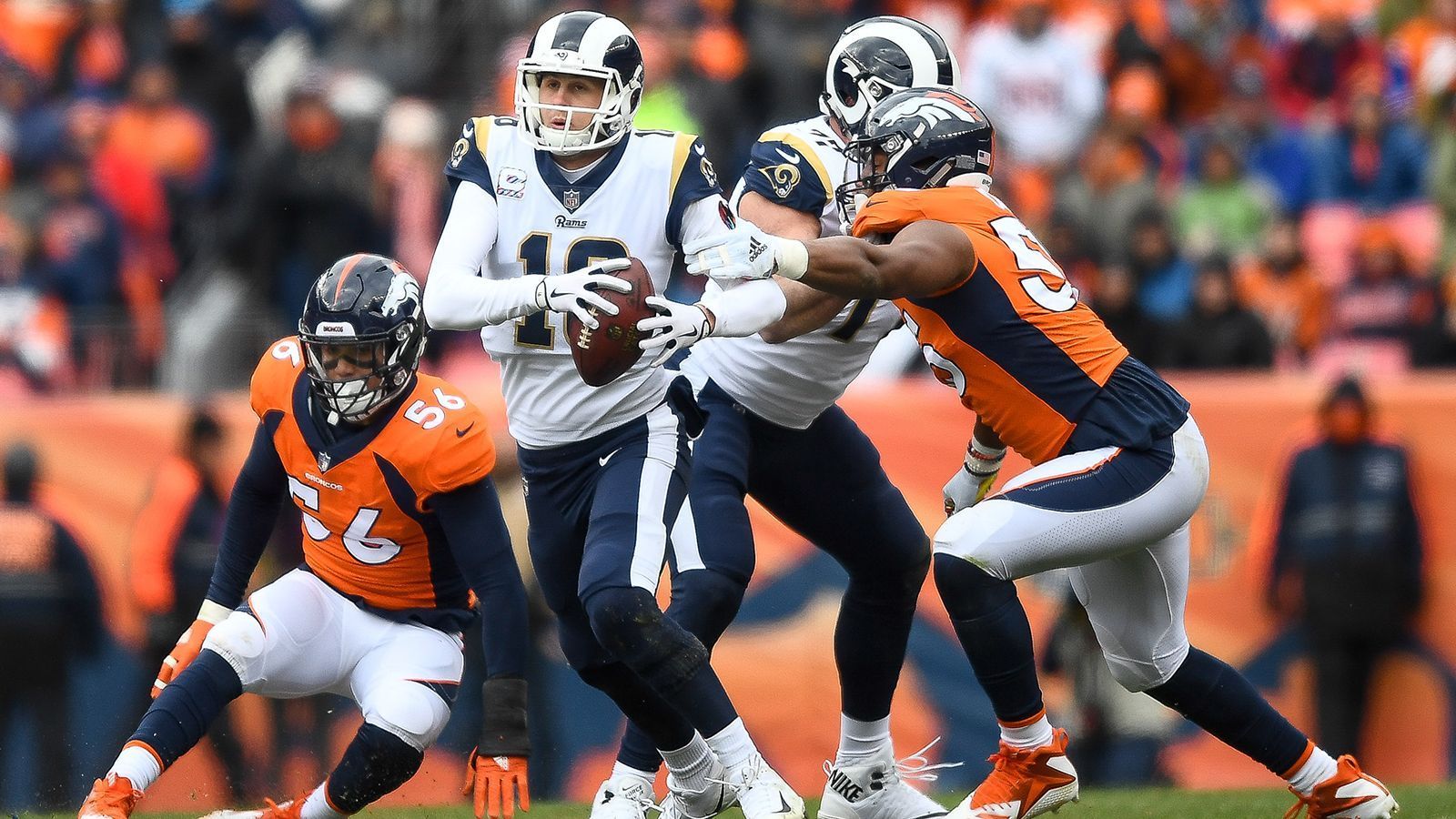 
                <strong>Landing Spots für Jared Goff: Denver Broncos</strong><br>
                Kaum ein anderes Team hat in den letzten Jahren so viele Quarterback-Experimente in den Sand gesetzt wie die Broncos. Nach Peyton Manning konnte keiner mehr überzeugen. Der 24 Jahre alte Drew Lock hat den Durchbruch in den letzten beiden Saisons nicht geschafft. Für General Manager und Ex-Quarterback John Elway muss das ein unbefriedigendes Gefühl sein. Mit einem Trade für Goff würden die Broncos einen funktionierenden Anführer holen und die Experimente beenden. Finanziell wäre ein Deal für Denver realisierbar, wenn auch ein kleines Risiko. Dazu würde Goff aber auf eine Reihe hochkarätiger Mitspieler treffen. Die beiden Wide Receiver Jerry Jeudy und Courtland Sutton dürften sich sicherlich über einen besseren Passer freuen.
              
