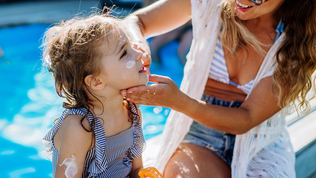 Damit Kinderhaut gut vor der Sonne geschützt ist, muss nicht nur genügend Sonnencreme aufgetragen werden, das Produkt muss ausreichend UVA- und UVB-Schutz leisten!