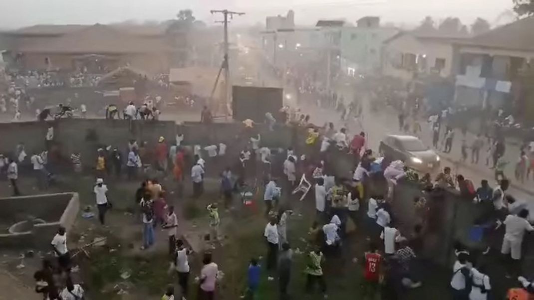 Ein Fußballspiel in Guinea hat eine Massenpanik ausgelöst, bei der wohl Dutzende Menschen ums Leben kamen.