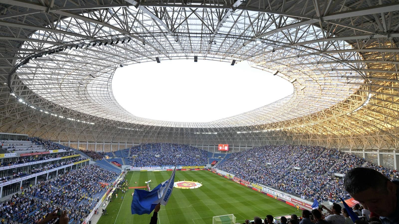 
                <strong>Stadionul Ion Oblemenco</strong><br>
                Heimisch ist Craiova im 2017 neu gebauten "Stadionul Ion Oblemenco". Während sich früher auf dem Gelände eine Mischung aus Fußball- und Leichtathletik-Stadion befand, ist hier mittlerweile nur noch ein reines Fußball-Stadion anzutreffen. Das Stadion hat eine Kapazität von 30.929 Zuschauern und ähnelt vom Bau her ein wenig der "Red Bull Arena" in Leipzig.
              