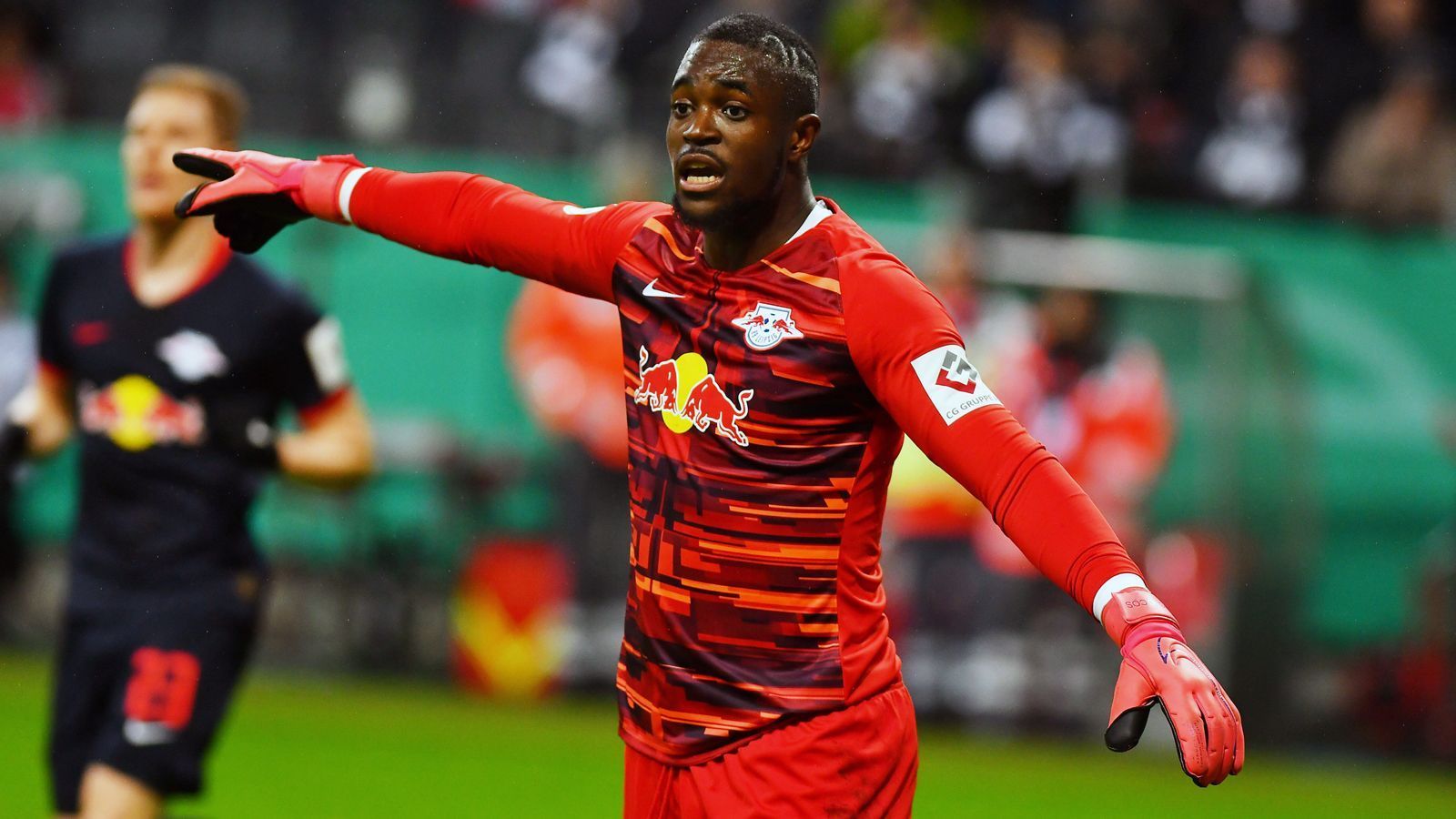 
                <strong>RB Leipzig</strong><br>
                Für RB Leipzig ist die Saison 2019/20 noch nicht zu Ende, die Sachsen sind noch in der Champions League vertreten - und somit muss sich Yvon Mvogo noch etwas gedulden. Der 26-jährige Schweizer, der seit drei Jahren nicht an Stammkeeper Peter Gulasci vorbeikommt, will sich unbedingt verändern. "Wir haben die Freigabe von RB erhalten", sagte Mvogo-Berater Carlos Crespo bereits im März der Zeitung "Blick". Nun muss sich der Torhüter nur noch etwas gedulden. "Wir brauchen ihn in Lissabon", sagte Leipzigs Sportdirektor Markus Krösche mit Blick auf das Finalturnier der Königsklasse. Zuletzt wurde Mvogo mit einem möglichen Wechsel zu Hertha BSC in Verbindung gebracht. 
              