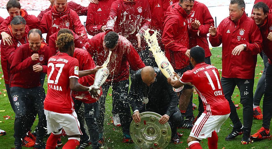 
                <strong>Pep Guardiola Bierdusche</strong><br>
                Doch es kommt noch schlimmer: Auch Douglas Costa feiert seine erste deutsche Meisterschaft mit einer Bierdusche für seinen Trainer.
              