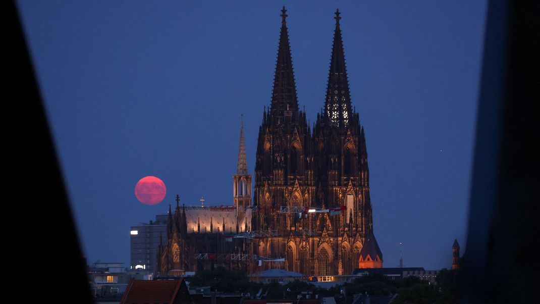 Und auch hinter dem Kölner Dom in Köln (Nordrhein-Westfalen) war der "Blaue Supermond" (hier in rot) zu sehen.