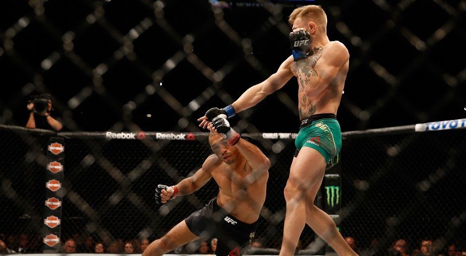 
                <strong>3: Conor McGregor vs. Jose Aldo, UFC 194, 12.12.2015</strong><br>
                Nach einer monatelangen Fehde brauchte der irische Superstar Conor McGregor nur 13 Sekunden, um den Federgewichts-Champion Jose Aldo zu entthronen. McGregor konterte den aggressiven Aldo mit seiner berüchtigten Linken aus - und Aldo fiel mit dem Gesicht voraus auf die Matte.
              