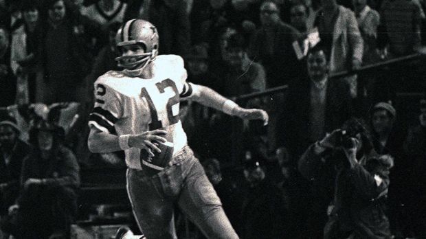 
                <strong>Roger Staubach</strong><br>
                Es war zwischen Craig Morton und Staubach ein munteres Wechselspiel in der 1971er-Saison, das in Week 7 darin gipfelte, dass Head Coach Tom Landry seine beiden Quarterbacks bei jedem Play wechselte. Die Folge: Eine Spielerrevolte, Staubach als Stamm-Spielmacher, zehn Siege in Folge und der Triumph im Super Bowl VI, beim 24:3 wurde Staubach nach zwei Touchdowns zum MVP gewählt. Der spätere Hall of Famer und sechsmalige Pro Bowler startete damit endgültig durch und wurde zu einem der besten Quarterbacks der Geschichte.
              