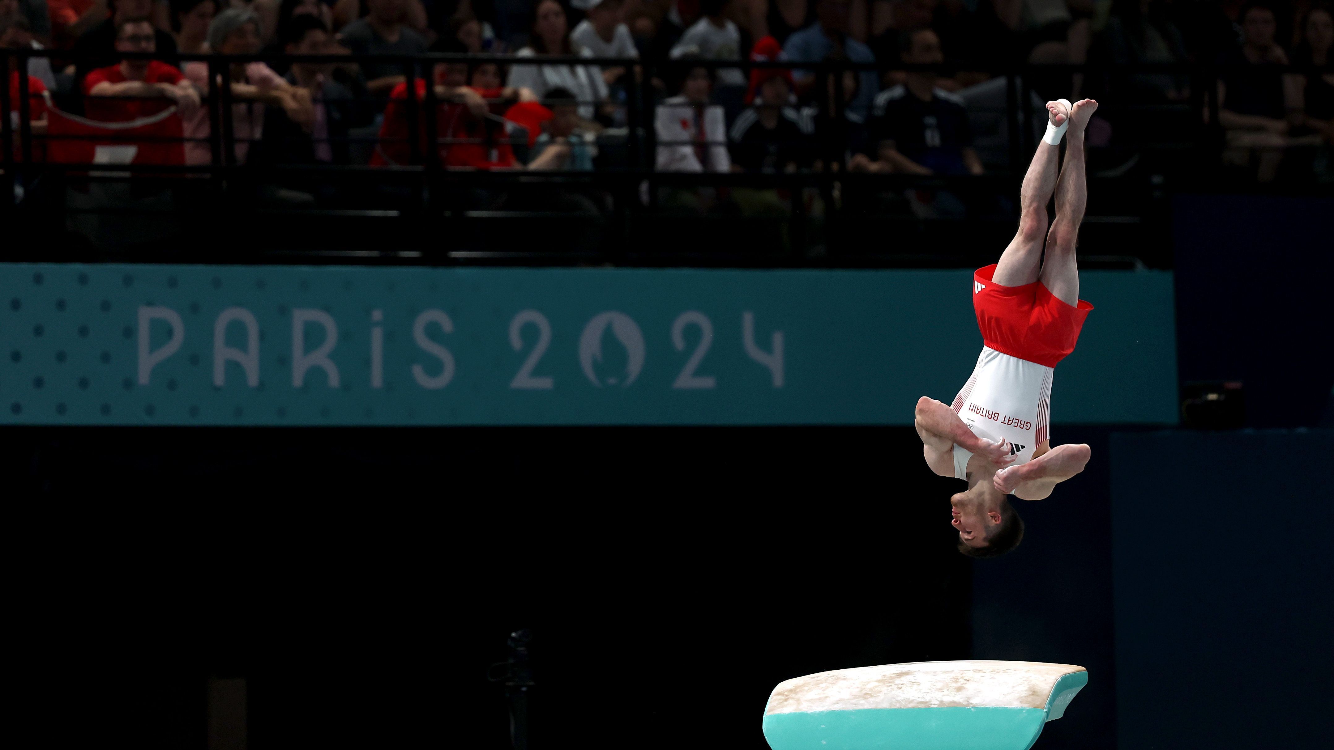 <strong>Olympia 2024: Die besten Bilder des dritten Tages</strong><br>Beim Turnen begeisterten die Athleten die Fans mit unglaublicher Akrobatik, Körperbeherrschung und Eleganz ...&nbsp;