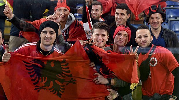 
                <strong>Albanien</strong><br>
                Albanien: Diese Fans dürfen sich auf einen heißen EM-Sommer freuen. Überraschend lässt das Team vom Balkan die deutlich stärker eingeschätzten Dänen und Serben hinter sich. Am letzten Spieltag sichert Albanien mit einem 3:0 in Armenien den Startplatz bei der EURO 2016.
              