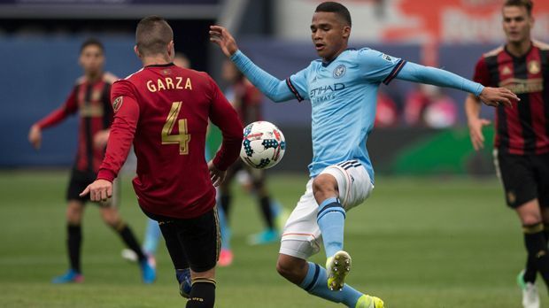 
                <strong>Yangel Herrera (19 Jahre, New York City FC) </strong><br>
                Auch beim Stadtrivalen der Red Bulls tummeln sich mehrere interessante Talente, wie der Venezolaner Yangel Herrera. Der 19 Jahre alte Abräumer ist von Manchester City an den Partner-Klub New York City FC ausgeliehen und soll sich nun bis zum Sommer in der MLS erste Sporen verdienen. Zuletzt war Herrera beim 3:2-Auswärtssieg bei Columbus Crew mit einem Tor und einer Vorlage der Matchwinner für das Team von Coach Patrick Vieira.
              