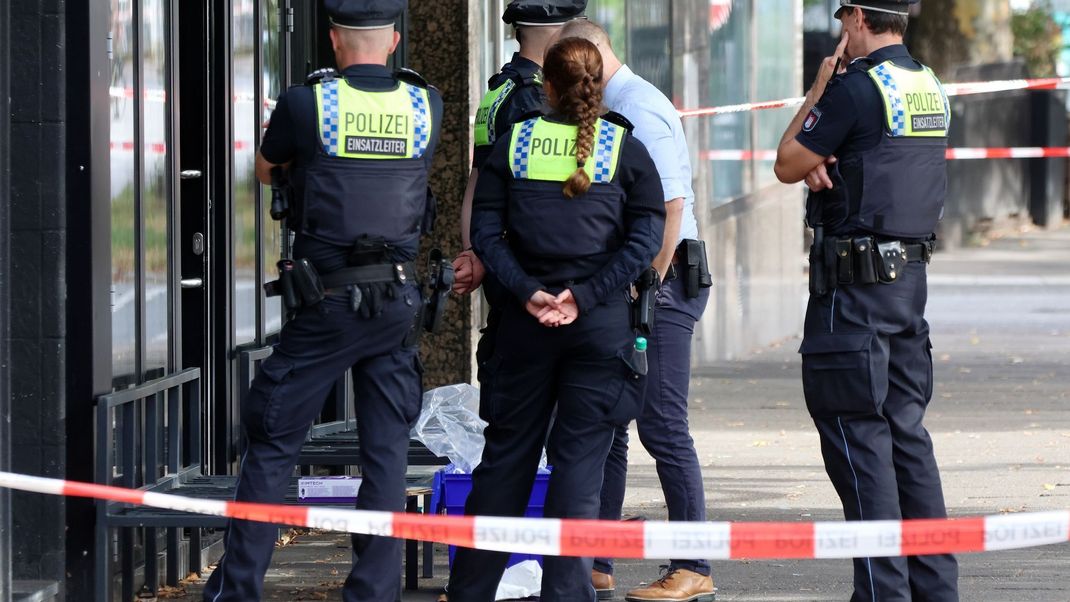 Ermittler:innen der Mordkommission und Einsatzkräfte der Polizei sind in Hamburg im Einsatz. Ineiner Bar wurde am Morgen eine tote Person aufgefunden.