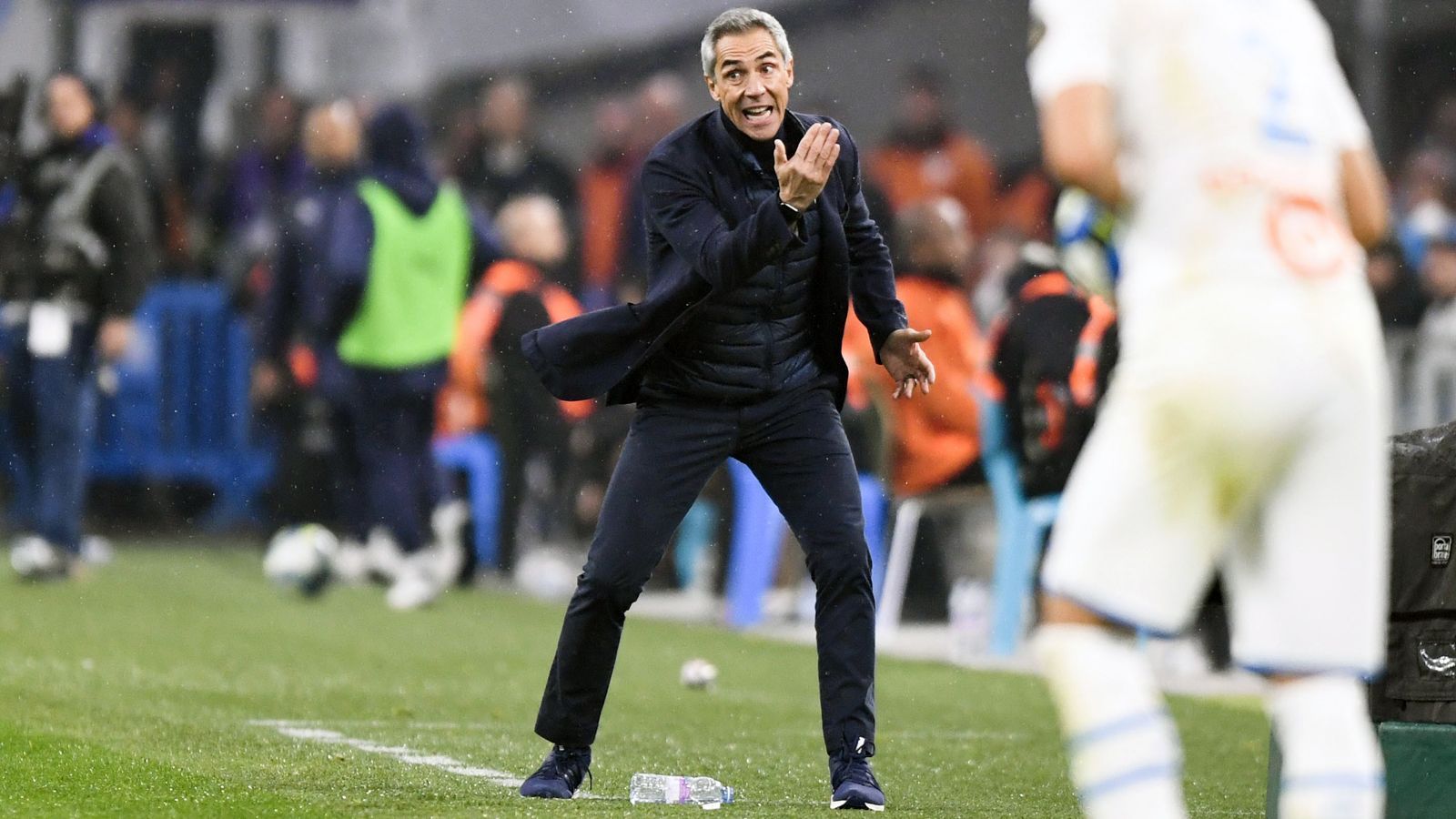 
                <strong>Paulo Sousa (Girondins Bordeaux)</strong><br>
                Mit dem portugiesischen Trainer Paulo Sousa steht offenbar ein früherer Profi von Borussia Dortmund im Fokus des FC Arsenal. Der 49-Jährige ist derzeit Trainer des französischen Erstligisten Girondins Bordeaux und hat eigentlich noch einen Vertrag bis 2022. Dennoch bestätigte eine nicht genannte Quelle der französischen Zeitung "L'Equipe" das angebliche Arsenal-Interesse: "Sie mögen sein Profil als Trainer, aber auch als Person, wie uns gesagt wurde. Das bedeutet nicht, dass er gehen wird. Sie haben mehrere Kandidaten ausgemacht, aber Paulo ist sicherlich einer von ihnen. Zwischen beiden (Arsenal und Sousa; Anmerkung der Redaktion), das könnte zusammenpassen." Sousa führte Girondins Bordeaux in der bisherigen Saison 2019/20 auf Platz 5 in der Ligue 1.
              
