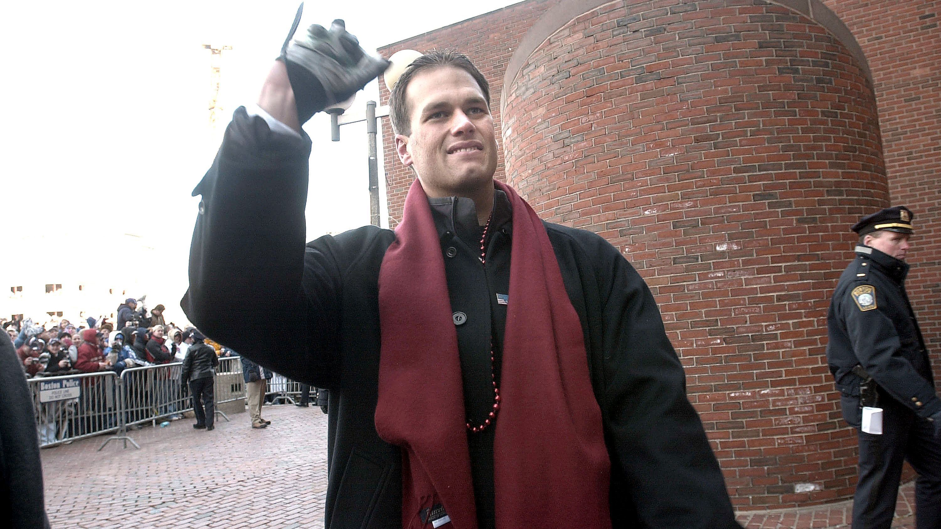 
                <strong>Tom Brady gewinnt seinen ersten Super Bowl (und sieht fresh aus)</strong><br>
                Andy Reid verlor das NFC-Finale 2001/2002 gegen die Rams und wurde durch einen erst 24-jährigen Tom Brady gerächt. Der heute 42-Jährige holte sich seinen ersten von sechs Ringen und wurde nicht nur der jüngste Starting Quarterback, der einen Super Bowl gewinnen konnte, sondern wurde auch noch zum Super Bowl MVP gekürt. 
              