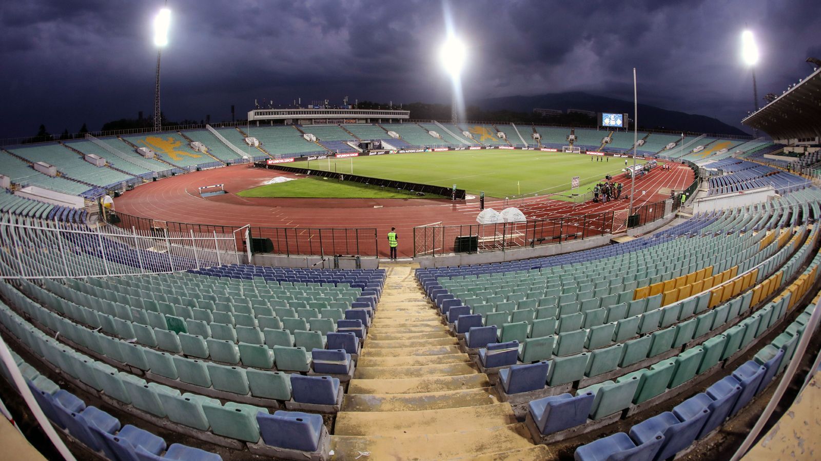 
                <strong>Platz 8 (geteilt): Vasil Levski Nationalstadion</strong><br>
                Gesamtbewertung: 3,50 - Stadt: Sofia (Bulgarien) - Verein: Nationalmannschaft Bulgarien
              