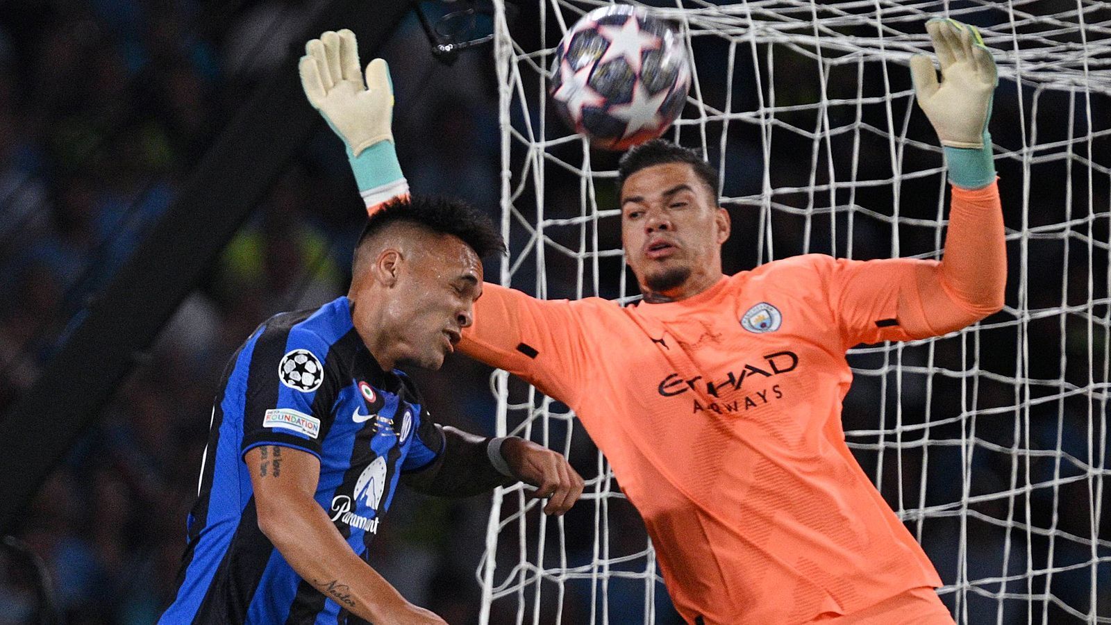 
                <strong>Ederson (Manchester City)</strong><br>
                Muss in der ersten Halbzeit selten eingreifen. Leistet sich aber zwei Slapstick-Einlagen ohne Not und eine weitere Unsicherheit im Strafraum. Nach der Pause dann mit einer Weltklasse-Aktion, als er den Winkel gegen den heranstürmenden Lautaro Martinez entscheidend verkürzt. Allerdings war die Situation erst durch ein Missverständnis zwischen Ederson und Akanji gefährlich geworden. Bei einem Dimarco-Kopfball an die Latte hat Ederson Glück. Wird in der Schlussphase aber zum Matchwinner, als er mit einem tollen Reflex auf der Linie gegen Lukaku und beherztem Eingreifen in der Nachspielzeit den Sieg für City festhält. Daher doch ran-Note: 2
              