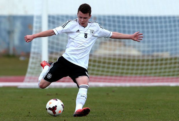 
                <strong>Mittelfeld: Dennis Geiger</strong><br>
                "Wohl der Spieler mit der größten Qualität am Ball bei uns. Offensiv kann er überragende Pässe spielen, defensiv muss er noch zulegen", beschreibt Coach Wück den 16-Jährigen von Hoffenheim. Im DFB-Mittelfeld ist er aufgrund der Defensiv-Schwäche nur zweite Wahl.
              