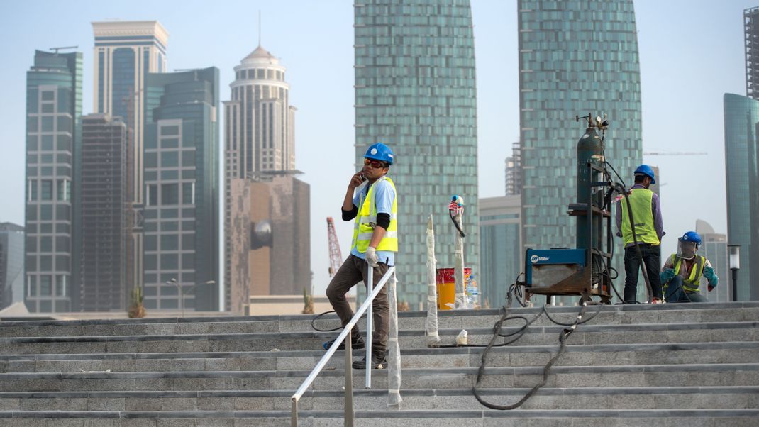 Internationale Kritik gibt es nicht nur an der WM-Vergabe, sondern auch an schwierigen Arbeitsbedingungen von ausländischen Bauarbeitern in Katar.