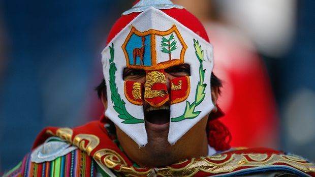 
                <strong>Peru-Fan mit Maske</strong><br>
                Hättet ihr erraten, welches Team dieser Fan anfeuert? Der Mann mit der Maske unterstützt Peru. Die Zeichen sind Teil des Landeswappens.
              