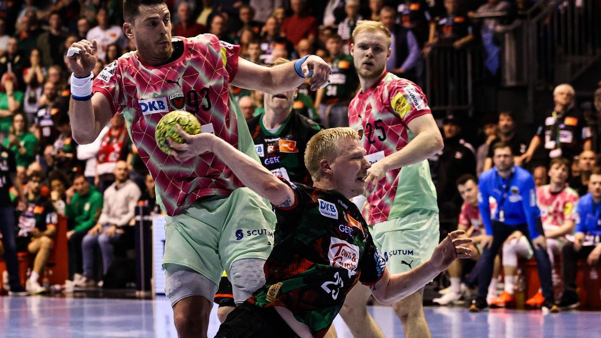 Magnus Saugstrup (SC Magdeburg,23) gegen Mijajlo Marsenic (Füchse Berlin,93) - Handball Bundesliga Saison 2024-2025 SC Magdeburg vs. Füchse Berlin in der GETEC Arena in Magdeburg - Aktion,Handball,...