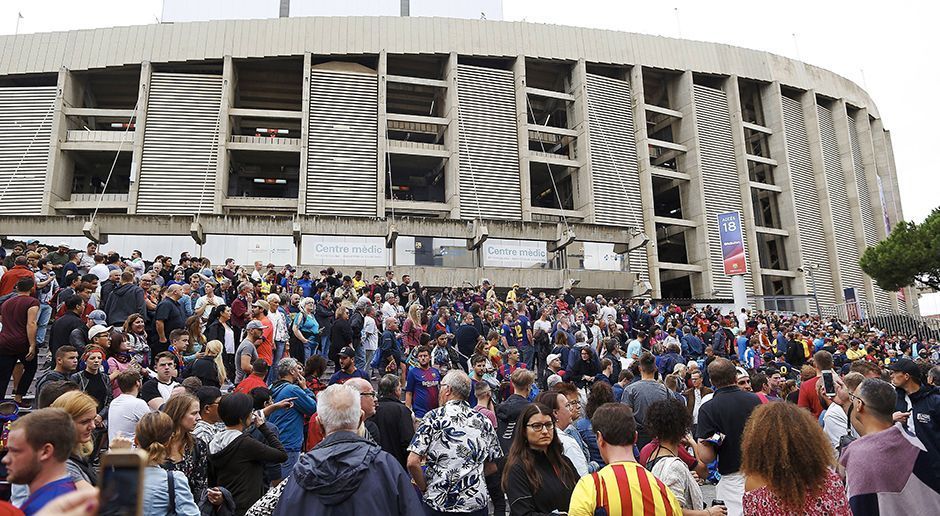 
                <strong>Zuschauer draußen, Spiel beginnt trotzdem</strong><br>
                Ein ungewöhnlicher Anblick: Im Stadion findet ein Spiel statt und die Fans müssen draußen bleiben.
              