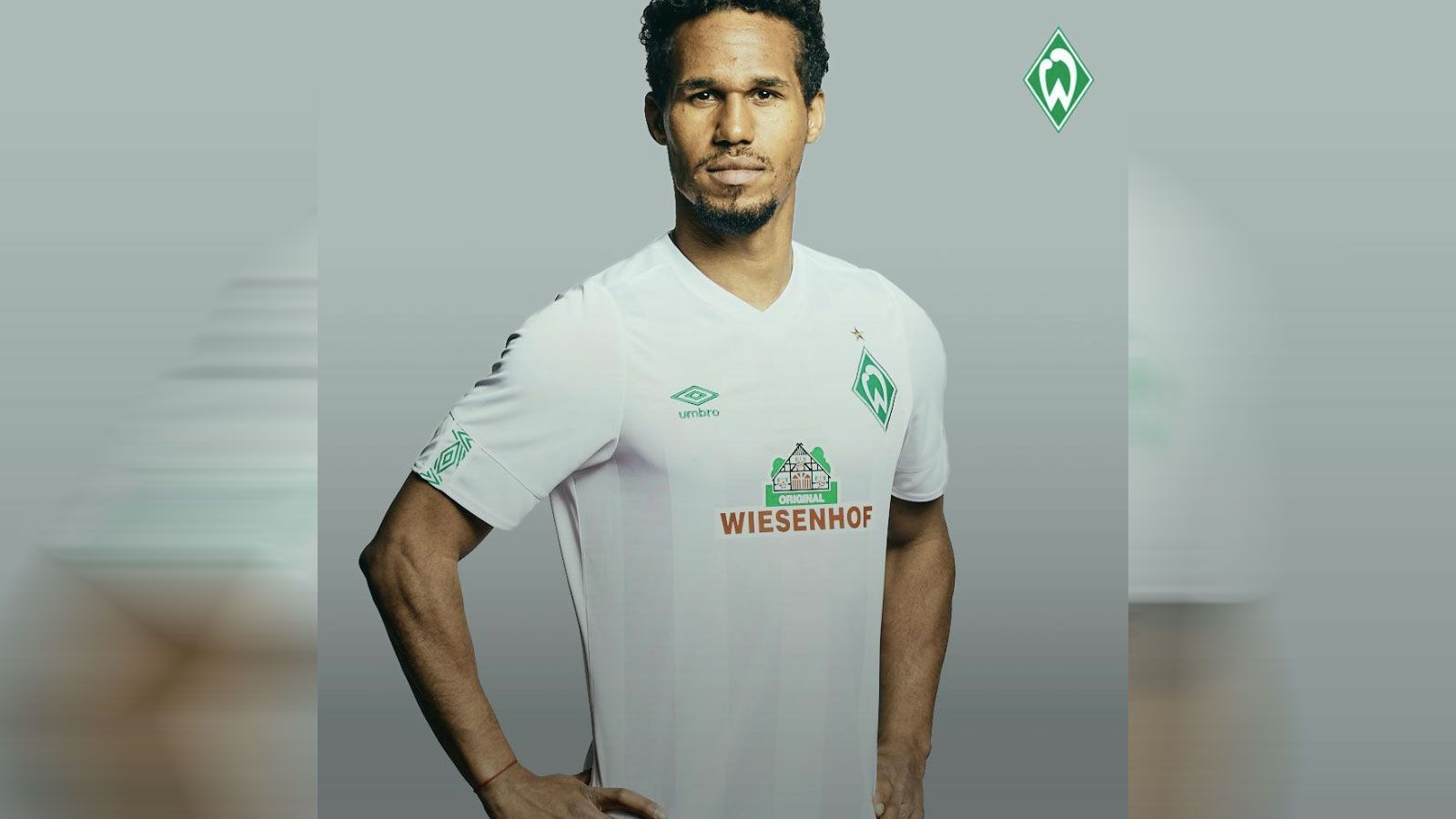 
                <strong>SV Werder Bremen</strong><br>
                ... reinem Weiß. Einzig der Stoff ist in sich gestreift. Kleine grüne Hingucker gibt es in Form der Werder-Raute an den Ärmeln, auch Logo und Sponsor heben sich hier farblich ab.
              