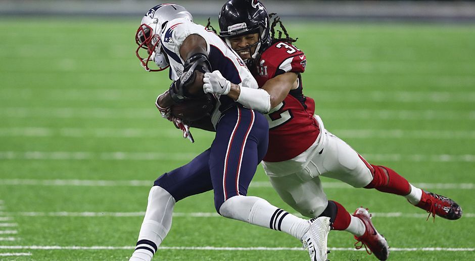 
                <strong>Jalen Collins</strong><br>
                1. Der Defense ging die Puste aus - Nicht weniger als 95 Snaps musste die Defense der Falcons am Sonntag spielen. Das entspricht der Belastung von eineinhalb normalen Spielen. Dazu kam die extralange Halbzeitpause im Super Bowl, kombiniert mit der besonderen Anspannung eines Endspiels.
              