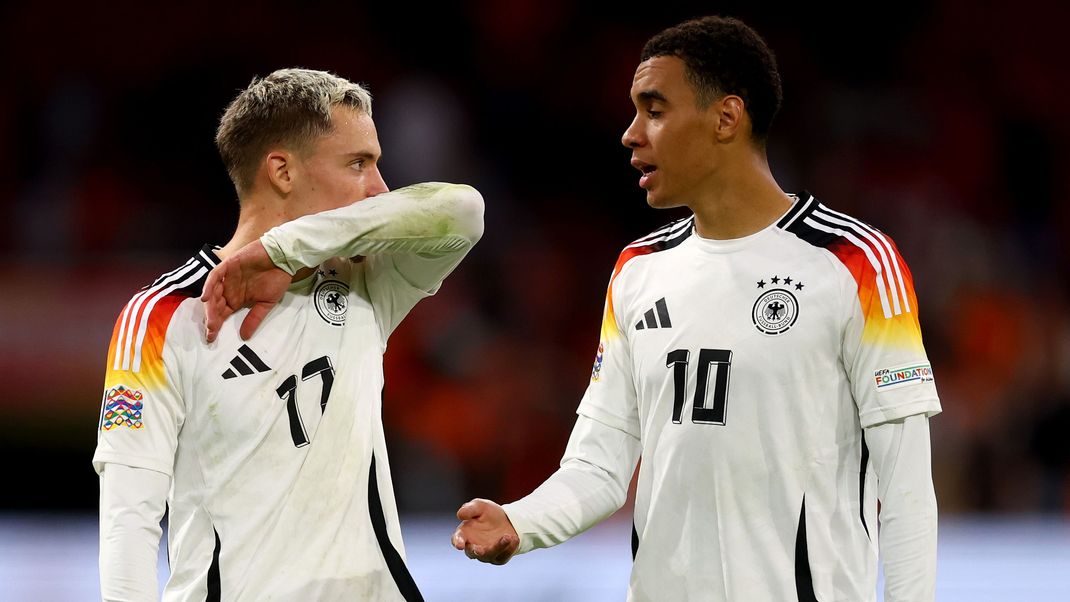 Florian Wirtz (Deutschland, 17), Jamal Musiala (Deutschland, 10) ist enttauescht ueber das Unentschieden und bedankt sich bei den Fans, NED, Niederlande (NED) vs Deutschland (GER), Fussball Laenderspiel, UEFA Nations League, Liga A, Saison 2024 2025, 2. Spieltag, 10.09.2024 NED, Niederlande (NED) vs Deutschland (GER), Fussball Laenderspiel, UEFA Nations League, Saison 2024 2025, 2. Spieltag, 10.09.2024 Amsterdam *** Florian Wirtz Germany, 17 , Jamal Musiala Germany, 10 is disappointed with the draw and thanks the fans, NED, Netherlands NED vs Germany GER , Football international, UEFA Nations League, League A, 2024 2025 season, Matchday 2, 10 09 2024 NED, Netherlands NED vs Germany GER , Football international, UEFA Nations League, 2024 2025 season, Matchday 2, 10 09 2024 Amsterdam Copyright: xEibner-Pressefoto Memmlerx EP_MMR