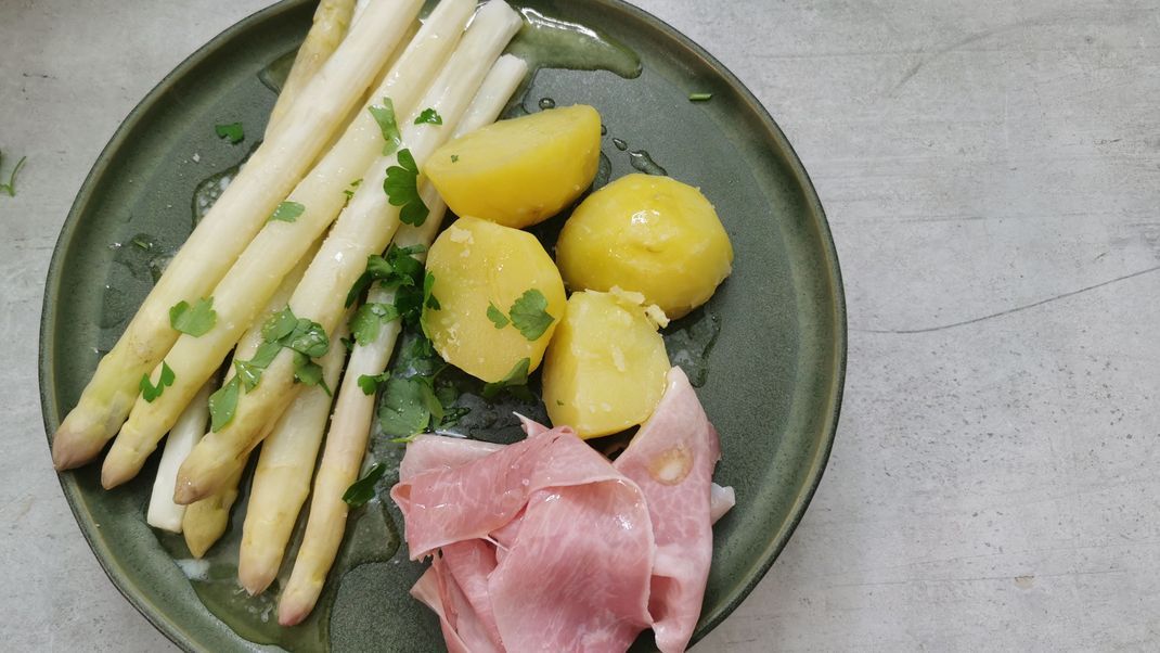 Spargel mit Kartoffeln und Butter