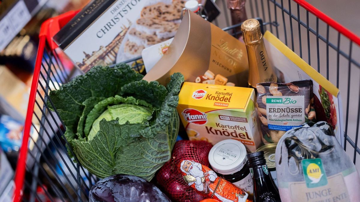 Weihnachtseinkauf im Supermarkt