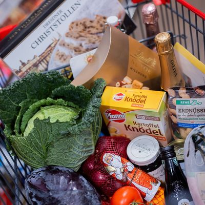 Weihnachtseinkauf im Supermarkt