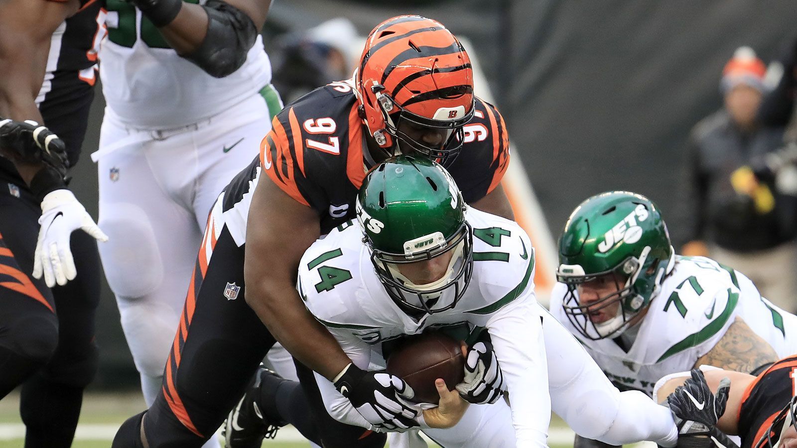 
                <strong>Geno Atkins (Tackle)</strong><br>
                Bereits im März bekam Geno Atkins bei den Cincinnati Bengals den Laufpass. Nach elf Jahren im Klub und trotz noch zwei Jahren Vertrag entschieden sich die Bosse bei der Wahl zwischen Spieler und Geld für die Dollars. Der achtmalige Pro Bowler stand in der Saison 2020 wegen einer Schulterverletzung nur in acht Partien auf dem Platz, kam nur auf ein Tackle. Insgesamt lief er 161 mal in der Regular Season für das Team aus Ohio auf, dabei sprangen 369 Tackles und 75,5 Sacks heraus.
              