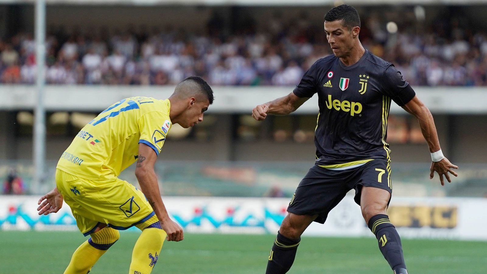 
                <strong>Cristiano Ronaldo </strong><br>
                Danach legte der italienische Meister erst richtig los. Ronaldo bekam seine erste Chance, steht aber im Abseits.
              