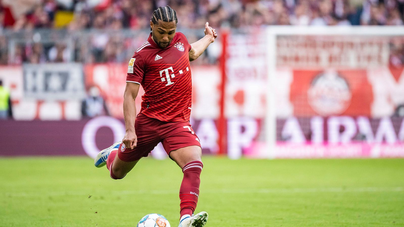 
                <strong>Serge Gnabry (42 Einsätze)</strong><br>
                16 Tore und zehn Vorlagen stehen für ihn zu Buche, damit ist er zweitbester Torschütze bei den Bayern. Und doch hat man das Gefühl, dass noch mehr in Gnabry steckt. Oftmals ist der deutsche Nationalspieler nicht über die kompletten 90 Minuten zu sehen. Die Konstanz geht ihm ab. Unklar ist auch noch seine Zukunft, schließlich läuft sein Vertrag 2023 aus und bislang konnte man sich noch nicht auf eine Verlängerung einigen. ran-Note: 3
              